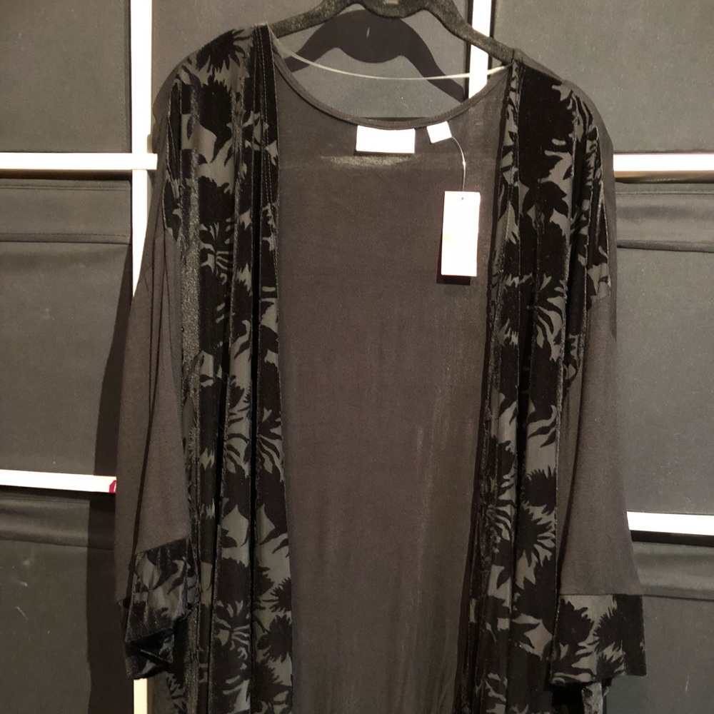 AVENUE BLACK VELVETY FLORAL JACKET 22/24